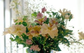 Красивый букет на окне для девушек на восьмое марта