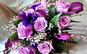 Фиолетовые розы в букете женщинам на восьмое марта
