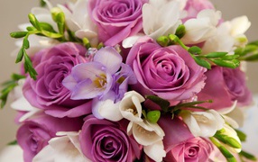 Фиолетовые розы в букете для женщин на восьмое марта