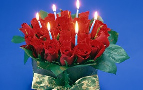 Красные розы на 8 марта со свечами