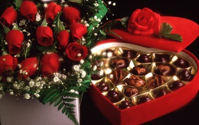 Красные розы на 8 марта с конфетами