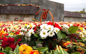 Корзина цветов в День Победы 9 мая