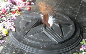 Пламя вечного огня в День Победы 9 мая