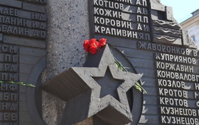 Цветы на монументе в День Победы 9 мая