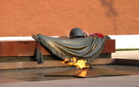 Памятник в День Победы 9 мая