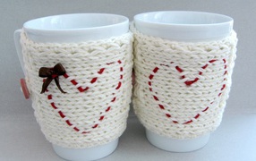 Чашки с вышивкой сердец на День Влюбленных 14 февраля