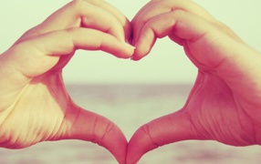 Сердце из ладоней на День Святого Валентина 14 февраля