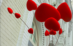 Сердца на фоне здания на День Святого Валентина 14 февраля