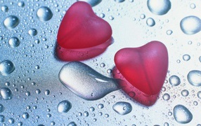 Сердца на влажном стекле на День Влюбленных 14 февраля