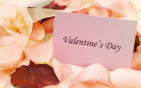 Записка среди лепестков на День Святого Валентина 14 февраля