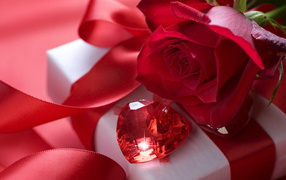 Роза с кристаллом на День Святого Валентина