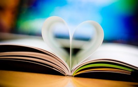 Листки книги в виде сердечка