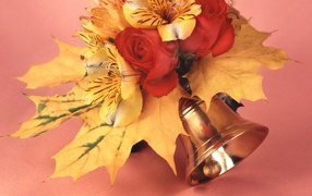 Звонок и листья в День знаний 1 сентября