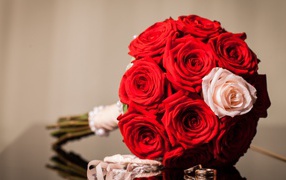 Красные розы в свадебном букете