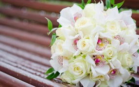 Белые розы и другие цветы в свадебном букете