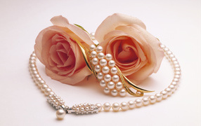 	   Pearl necklace