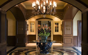 Цветы на оригинальном столе