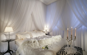 Белая спальня со свечами