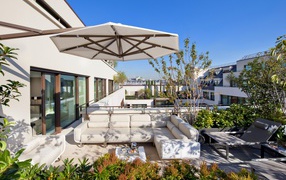 Белый диван на веранде