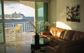 Комната с диваном с видом на море