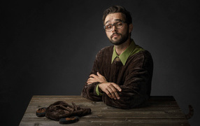 Мужчина в костюме медведя