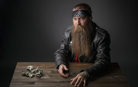 Бородатый байкер за столом