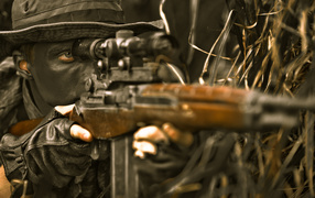 Замаскированный снайпер в траве