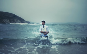 Мужчина с кораблем в море