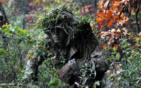 Солдат в маскировке