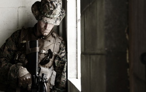 Солдат около окна