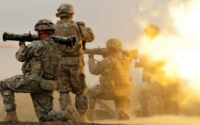 Солдаты стреляют из гранатометов