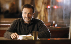 Актер Робин Уильямс за столом