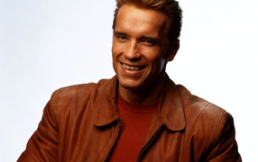 Арнольд Шварценеггер в коричневой кожаной куртке