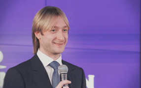 Евгений Плющенко с микрофоном
