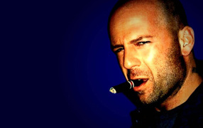 Известный актер Брюс Уиллис курит сигару