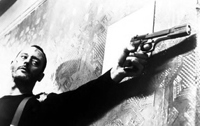 Жан Рено с пистолетом