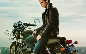 Марио Касас и мотоцикл