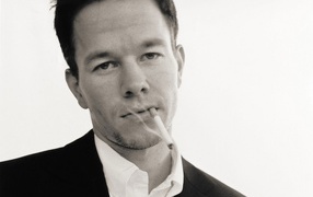 Марк Уолберг курит