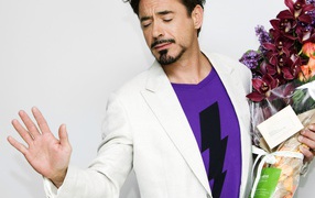 Роберт Дауни с букетом