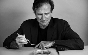 Робин Уильямс со столовыми приборами