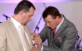 Награду вручает Марат Башаров