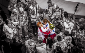 Команда приветствует  победителя Виктора Ана