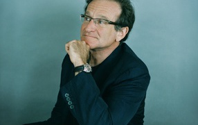 Задумчивый Робин Уильямс в очках