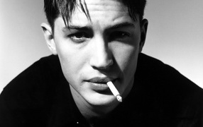 Том Харди в черно-белом