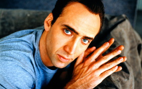 Николас Кейдж на диване