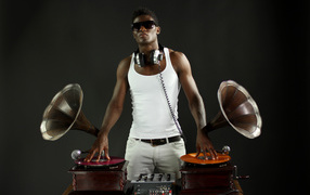 Темнокожий диджей