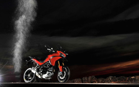 Красивый мотоцикл Ducati Multistrada 1200
