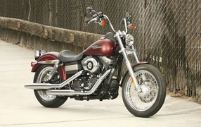 Красивый мотоцикл Harley-Davidson Dyna Street Bob