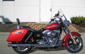 Красивый мотоцикл Harley-Davidson Dyna Switchback