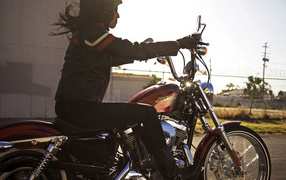 Красивый мотоцикл Harley-Davidson XL 1200V Sportster Seventy-Two